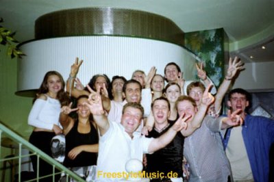  Backstage-Party-People: Johnny O., Tanassi, Michael, Ximena, FreestyleMusic-Crew und Tänzerinnen 