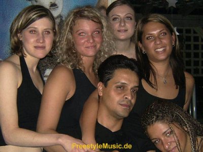Nicht schlecht: Johnny und seine Tänzerinnen