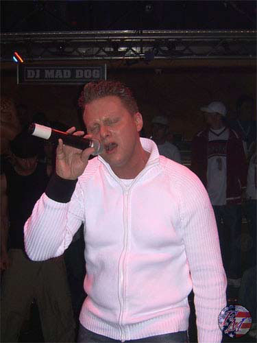 The Officer mit vollem Einsatz