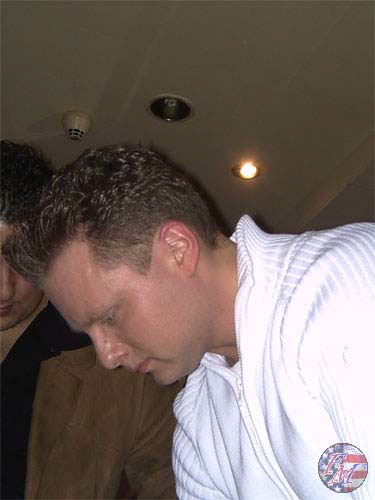 Backstage: The Officer schreibt Autogramme