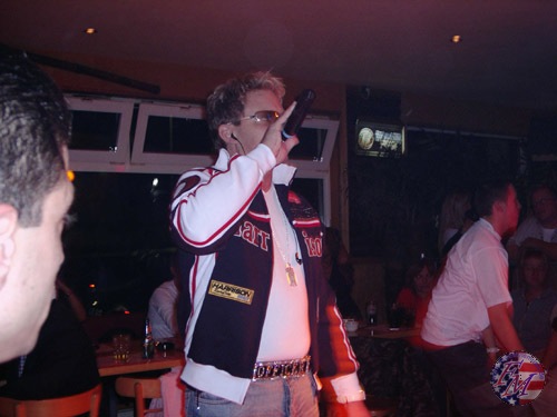 The Officer im Vorprogramm heizte die Stimmung an.