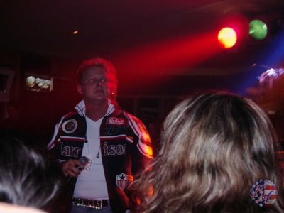 The Officer im Vorprogramm heizte die Stimmung an.